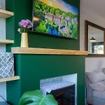 2 Bed In Quiet Suburb