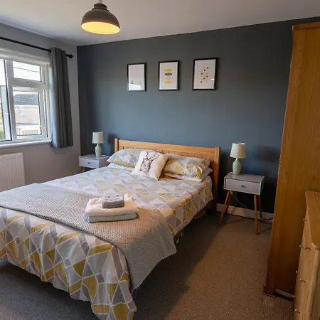 2 Bed In Quiet Suburb