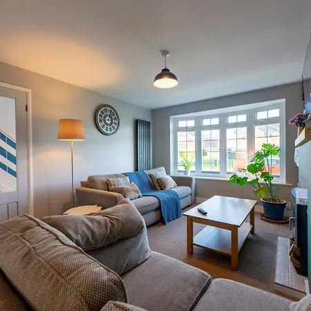 2 Bed In Quiet Suburb Ferienhaus