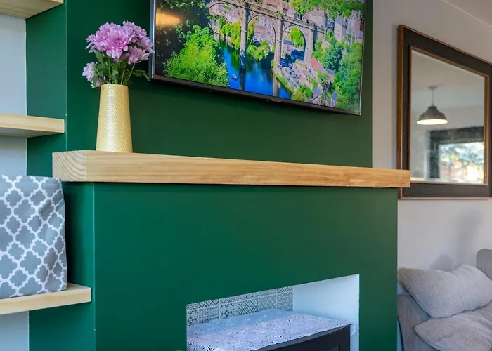 2 Bed In Quiet Suburb